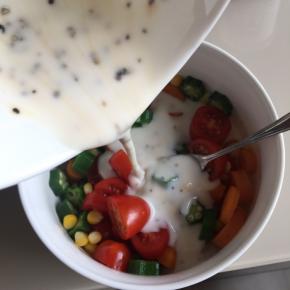 把除了鸡蛋以外的食材放入碗内，浇入调治好的沙拉汁