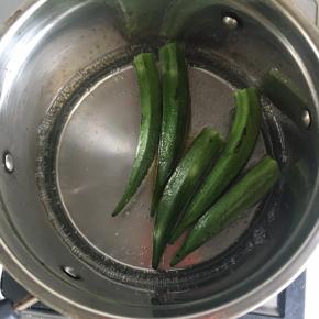 烧半锅热水，水小沸后倒入秋葵，滴几滴食用油，撒一点点盐，汆水2分钟，秋葵变脆绿捞出过纯净凉水