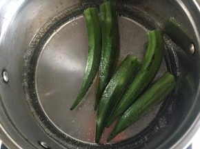 烧半锅热水，水小沸后倒入秋葵，滴几滴食用油，撒一点点盐，汆水2分钟，秋葵变脆绿捞出过纯净凉水