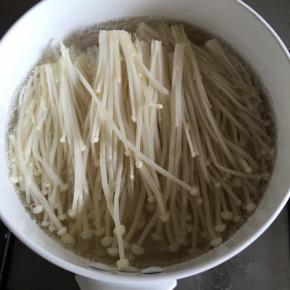 小锅烧热水，放入金针菇煮10分钟