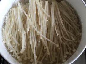 小锅烧热水，放入金针菇煮10分钟