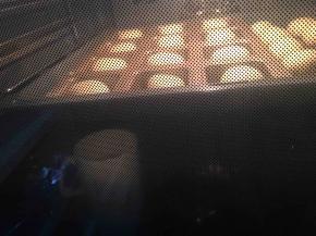 放入预热好180度烤箱内烘烤18分钟