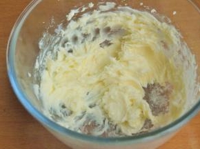 打发至黄油体积膨大，有清晰纹路。