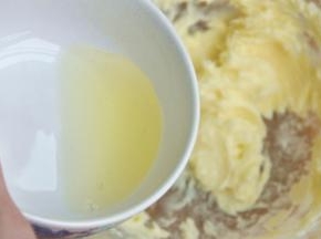 倒入一半的蛋清，让蛋清与黄油充分打发。