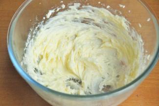 倒入剩下的蛋清，打发至蓬松发白。