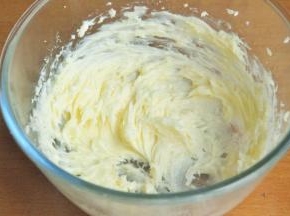 倒入剩下的蛋清，打发至蓬松发白。