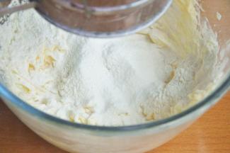 筛入低筋面粉。