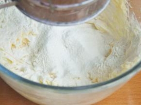 筛入低筋面粉。