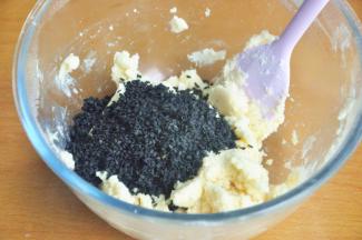 倒入黑芝麻。