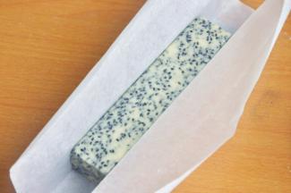 准备一张油纸，把饼干团放到油纸上，借助饼干模具进行整理，放入冰箱冷冻2小时。