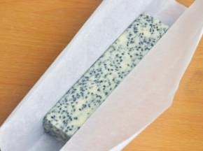 准备一张油纸，把饼干团放到油纸上，借助饼干模具进行整理，放入冰箱冷冻2小时。