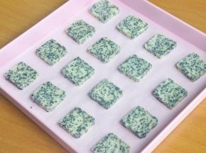 将冷冻好的饼干团，切成0.7cm左右的厚片，放入烤盘中。