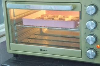 放入预热好的烤箱170度，18分钟表面金黄即可取出。