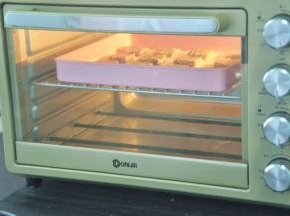 放入预热好的烤箱170度，18分钟表面金黄即可取出。