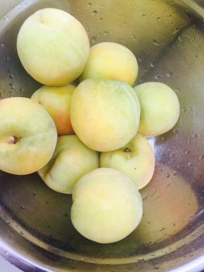 将黄桃清洗干净