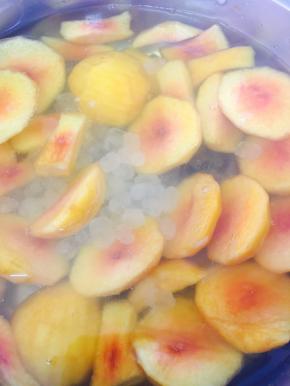 加入纯净水，冰糖大火煮开，加入半个柠檬的柠檬汁，小火炖煮一会，