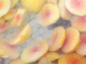 加入纯净水，冰糖大火煮开，加入半个柠檬的柠檬汁，小火炖煮一会，