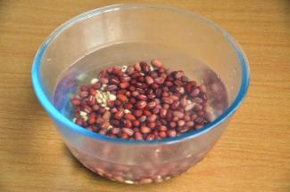 将红豆薏仁淘洗干净后用清水浸泡5小时。