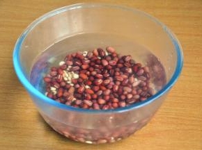 将红豆薏仁淘洗干净后用清水浸泡5小时。