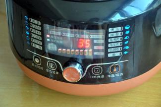 选择煮豆功能35分钟，启动程序，没有电压力煲，用普通高压锅也可以，高压锅上气后转小火35分钟。