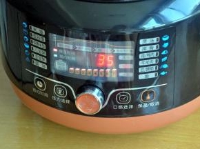 选择煮豆功能35分钟，启动程序，没有电压力煲，用普通高压锅也可以，高压锅上气后转小火35分钟。