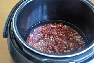 倒入电压力煲中，水量别放太多，后面还要放牛奶。