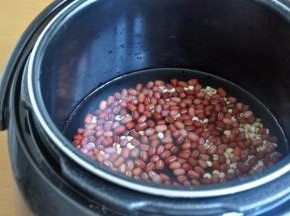 倒入电压力煲中，水量别放太多，后面还要放牛奶。