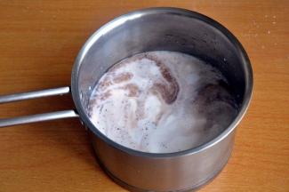 将煮好的红豆薏米连汁一起倒入奶锅中，放入200ML牛奶和冰糖，煮开即可。