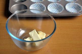 提前将黄油软化。