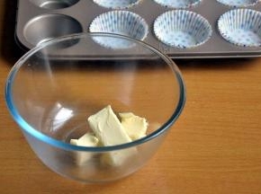 提前将黄油软化。