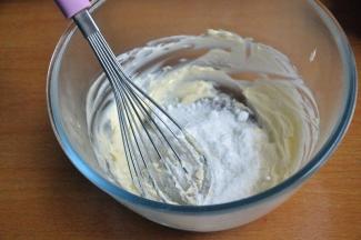 加入糖粉和盐，打至糖融化，黄油体积变大。