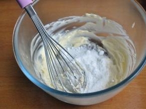 加入糖粉和盐，打至糖融化，黄油体积变大。