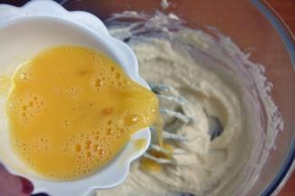 分几次加入鸡蛋液，每一次搅拌均匀后，再加下一次。