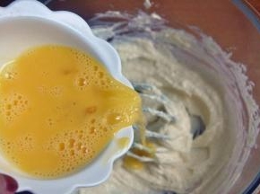 分几次加入鸡蛋液，每一次搅拌均匀后，再加下一次。