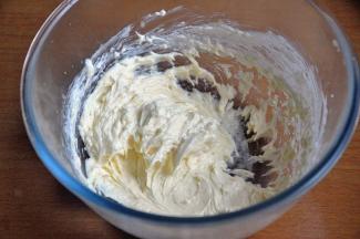 让黄油和蛋液完全融合，体积膨大。