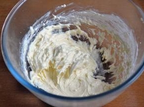 让黄油和蛋液完全融合，体积膨大。