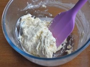 筛入混合好的低筋面粉和泡打粉，翻拌至无干粉即可。