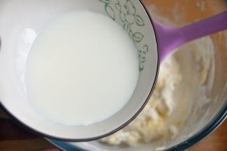 倒入牛奶混合均匀。