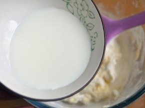倒入牛奶混合均匀。