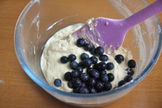 倒入提前洗净滤干的蓝莓。