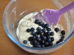 倒入提前洗净滤干的蓝莓。