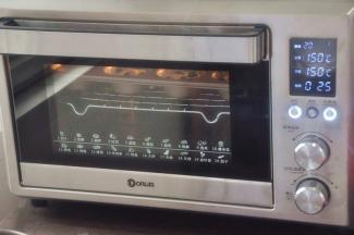 放入提前预热的烤箱150度28分钟，烤至表面金黄即可。