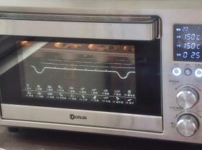 放入提前预热的烤箱150度28分钟，烤至表面金黄即可。