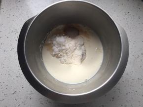 面团材料除去黄油和盐以外的材料称好，开始揉面