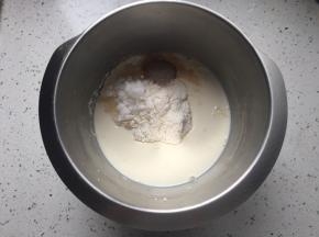 面团材料除去黄油和盐以外的材料称好，开始揉面