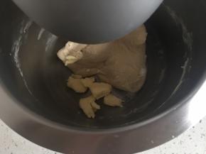 揉到扩展阶段，放入黄油和盐