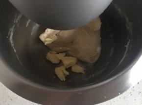 揉到扩展阶段，放入黄油和盐