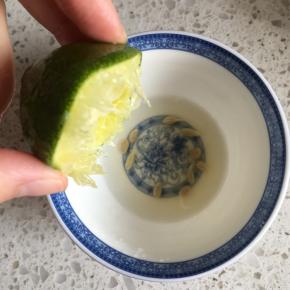 柠檬对半切开，用一半挤出柠檬汁，另一半切片