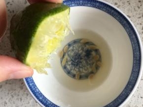 柠檬对半切开，用一半挤出柠檬汁，另一半切片