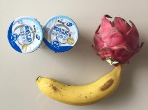 奶昔制作：准备好材料，酸奶可换为牛奶